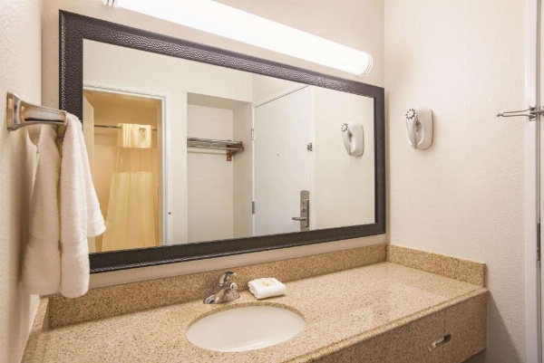 La Quinta by Wyndham Baton Rouge Siegen Lane image 34